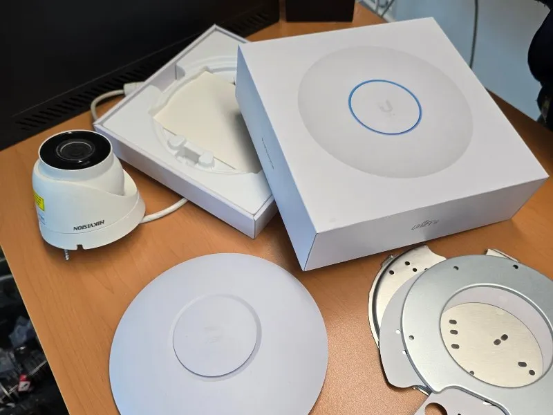 Access point UniFi de Ubiquiti y cámara Hikvision listos para instalar en una oficina en Querétaro
