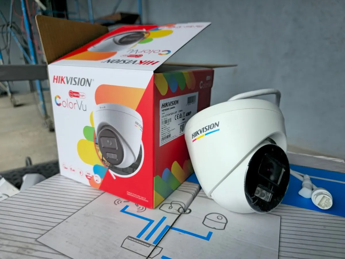 Cámara Hikvision ColorVu instalada por GECEM en Querétaro