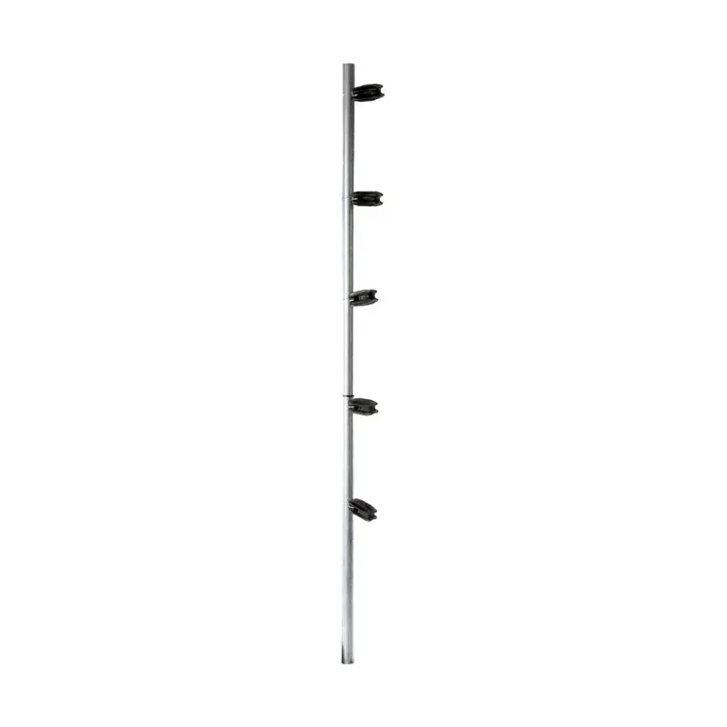 Poste de esquina fabricado en tubo galvanizado con 5 aisladores instalados Yonusa FENCEPOST4
