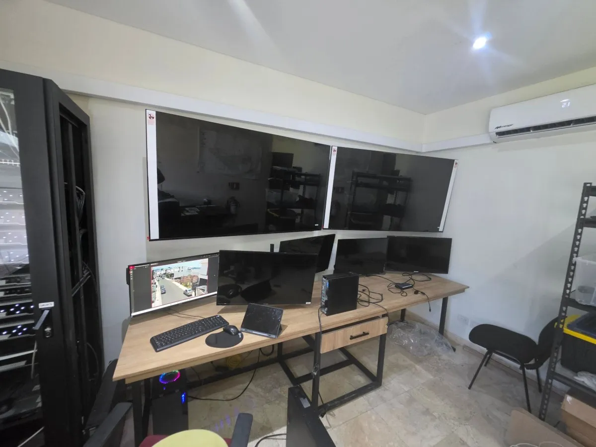 Centro de monitoreo con pantallas y monitores instalado por GECEM en Querétaro