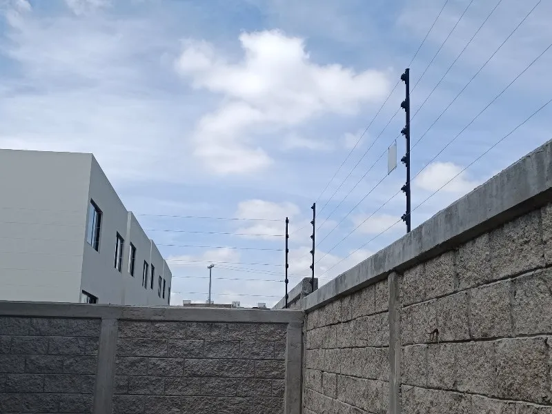 Cerca eléctrica instalada sobre barda por GECEM en Querétaro