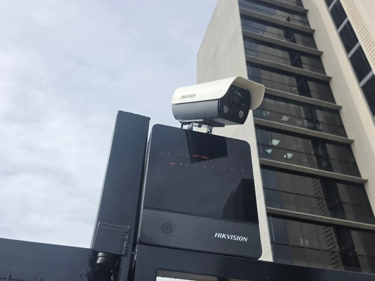 Lector de control de acceso y cámara Hikvision instalados en la reja de un edificio en Querétaro