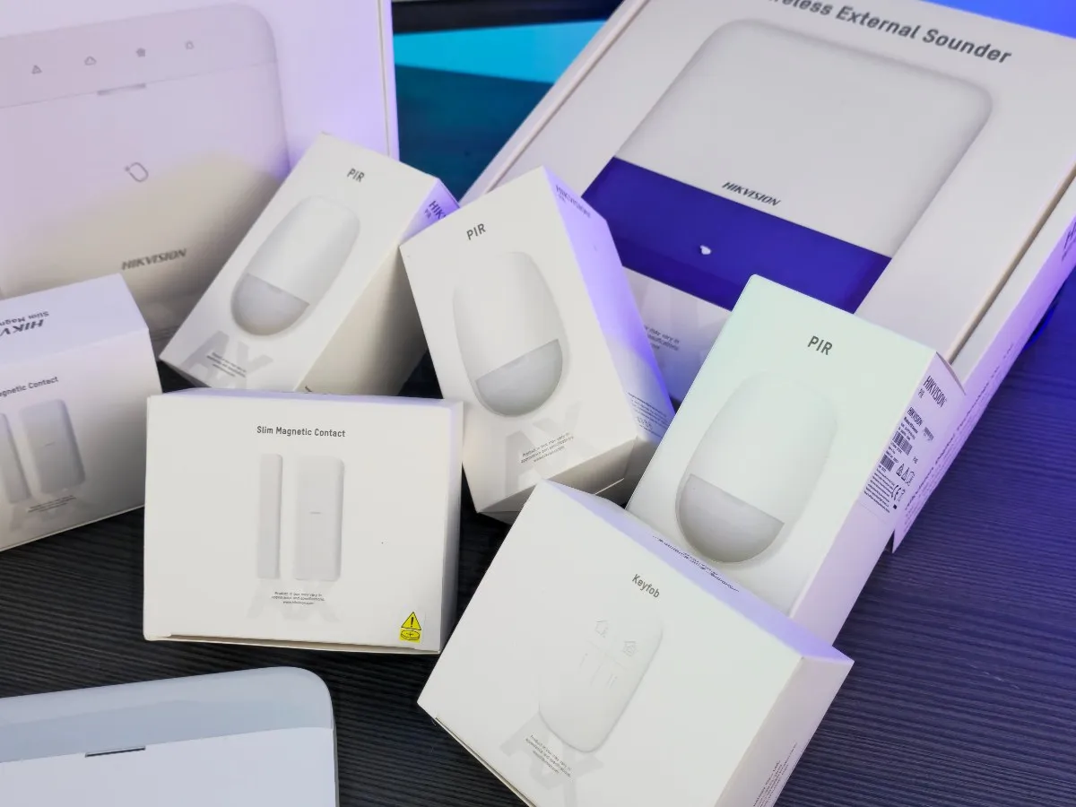 Kit de alarma Hikvision AX PRO: panel, sensores PIR y contactos magnéticos
