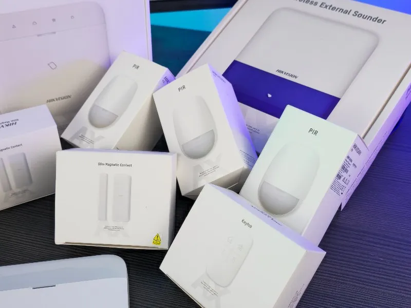 Kit de alarma Hikvision AX PRO: panel, sensores PIR y contactos magnéticos