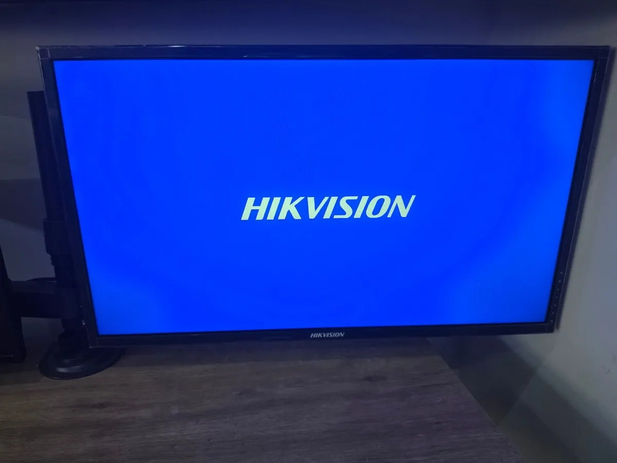 Monitor Hikvision en brazo articulado instalado por GECEM en Querétaro
