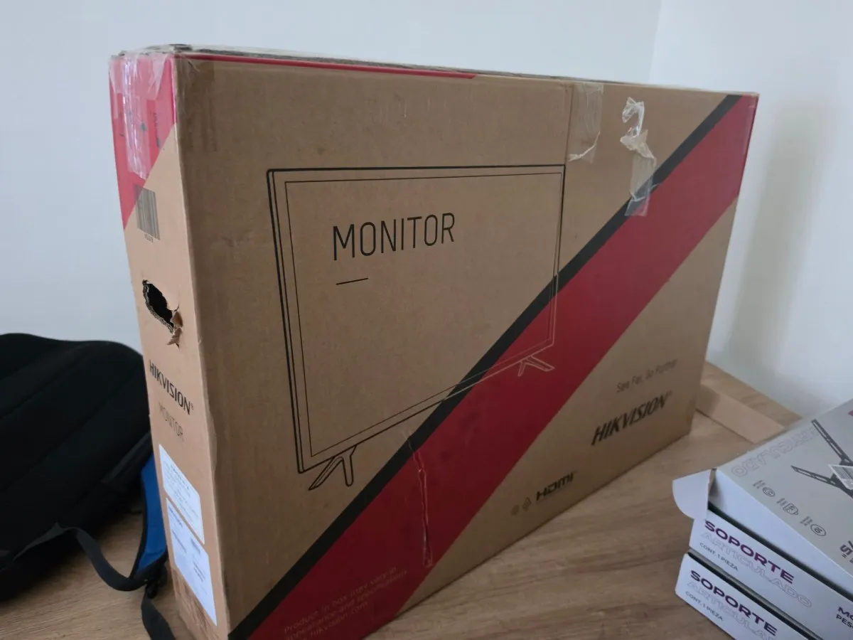 Monitor Hikvision y soportes articulados listos para instalar