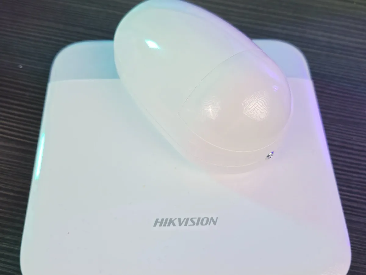 Panel de alarma Hikvision AX PRO con sensor PIR
