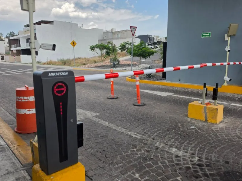 Pluma vehicular Hikvision instalada por GECEM en la entrada de un fraccionamiento en Querétaro