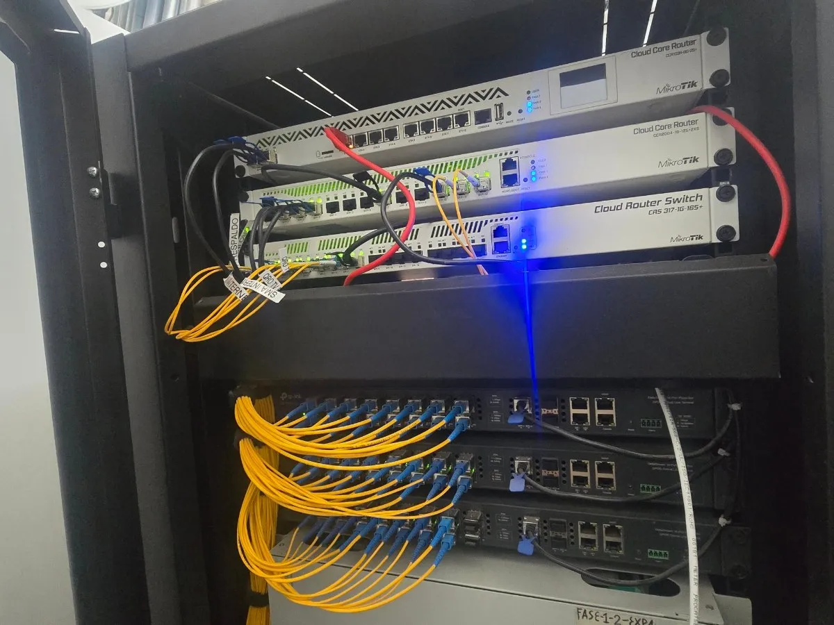 Rack de comunicaciones con routers MikroTik y fibra óptica instalado por GECEM en Querétaro