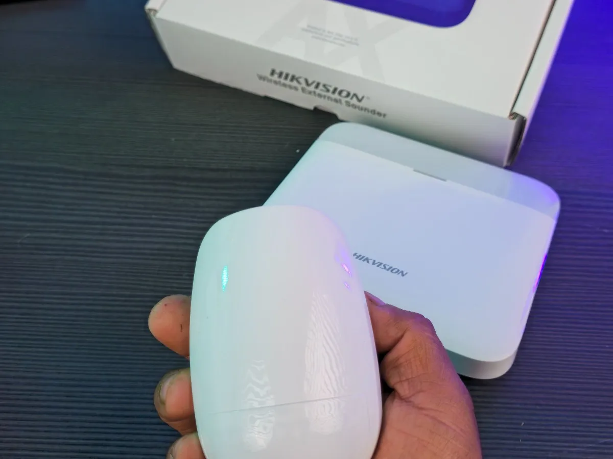 Sensor de movimiento inalámbrico Hikvision AX PRO en mano