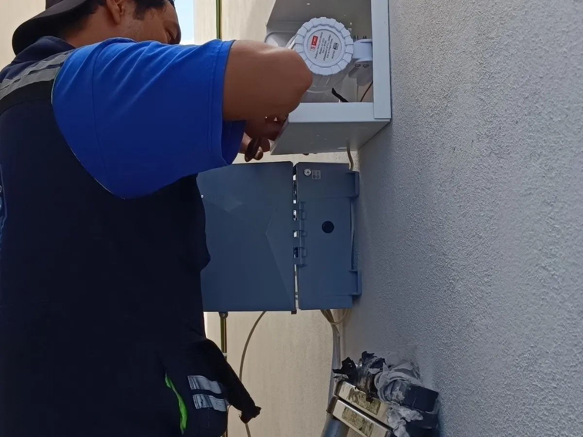 Técnico de GECEM instalando equipo de seguridad en Querétaro