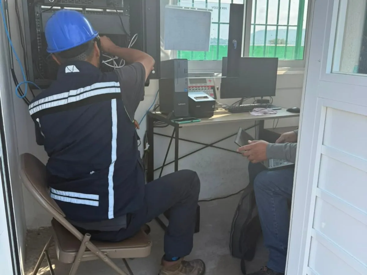 Técnico de GECEM dando mantenimiento a un sistema de cámaras en Querétaro