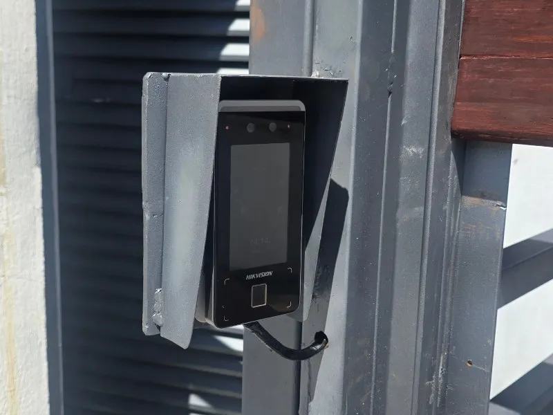 Terminal facial Hikvision con lector de huella instalada en un acceso en Querétaro